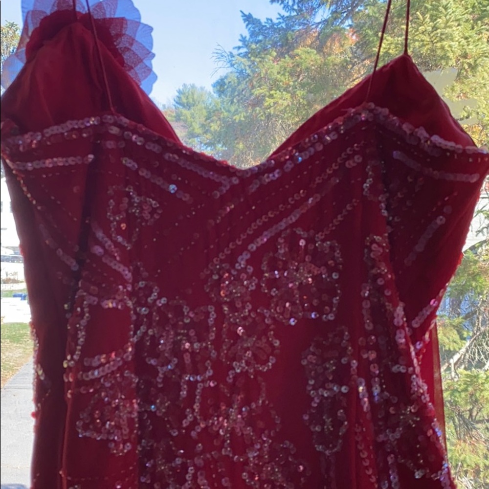 Red gown - Picture 12 of 12